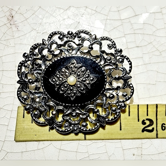 Victorian vintage silver faux onyx tiny pearl center filgree art deco brooch - Picture 4 of 5